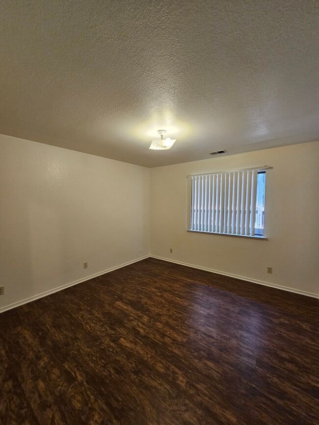 Building Photo - 2356-2356 Bushnell St