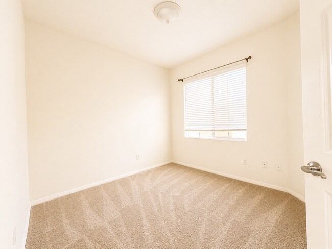 Building Photo - 3 Bedroom condo in Lake Elsinore