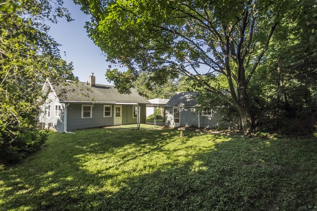 Building Photo - 2 Bedroom 2 Bathroom Home Available