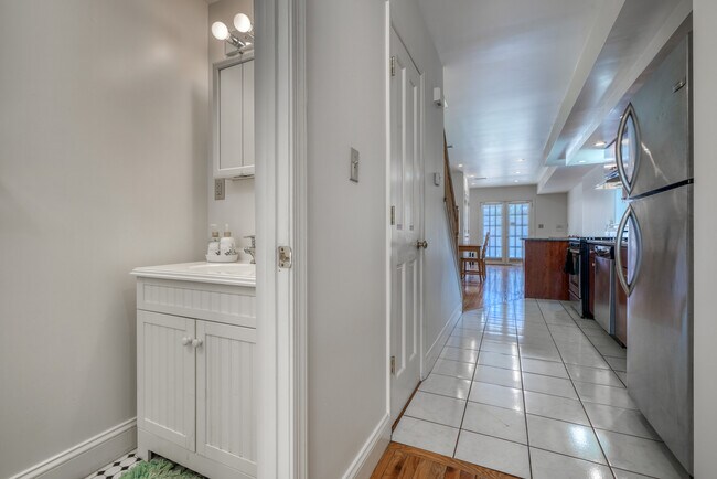 Building Photo - 634 Eislen St