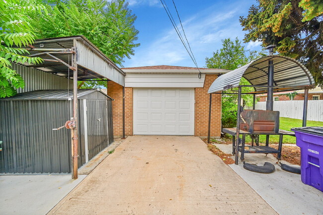 Building Photo - $2,695 - 3 Bed, 1 Bath Updated Home in Den...