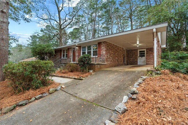 Building Photo - 2630 Warwick Cir NE