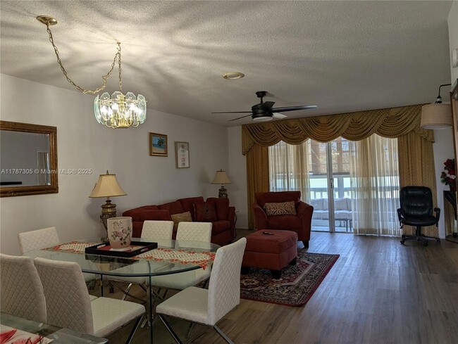 Building Photo - 1501 NE Miami Gardens Dr