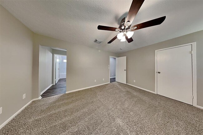 Building Photo - 2818 Silver Falls Dr