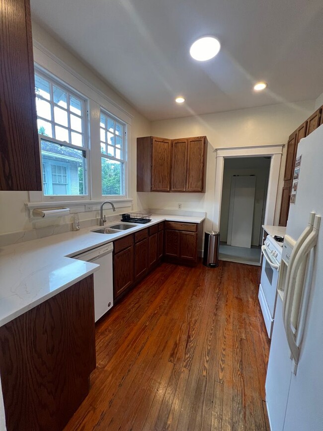 Building Photo - Renovated 3 Bedroom on Broadway!