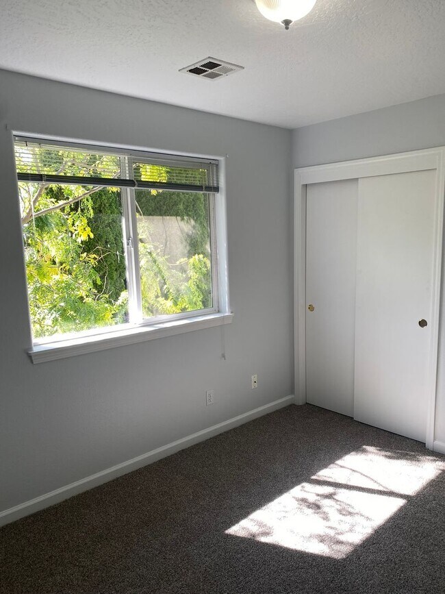 Building Photo - 4762/4764 Spring Meadow Ave