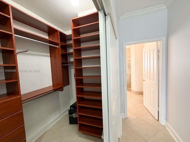 Building Photo - 3279 Huntington