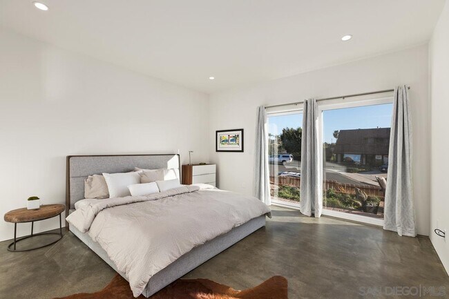 Building Photo - 857 Nolbey St