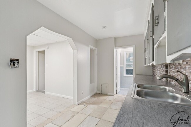 Building Photo - 3 Bed Bungelow $1300.00/mo