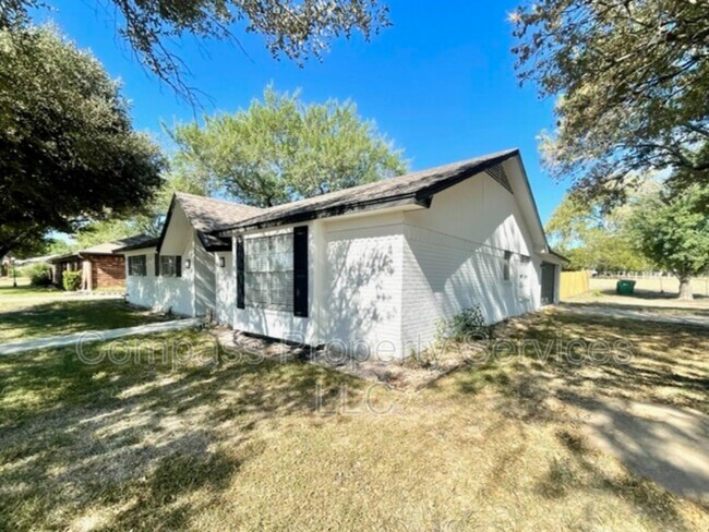 Building Photo - 501 Karnes Dr