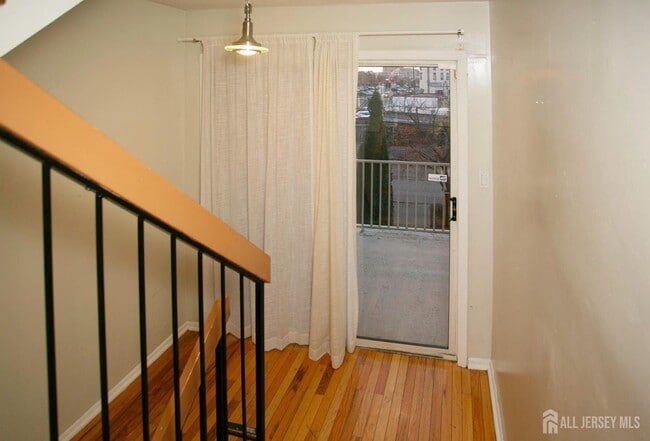 Building Photo - 410 Johnstone St