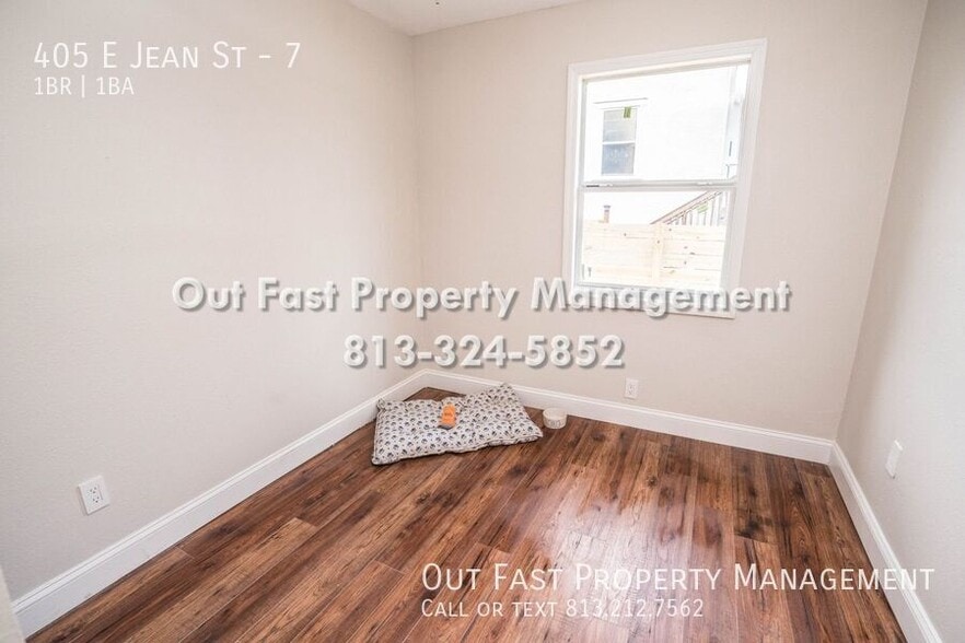 Building Photo - 405 E Jean St