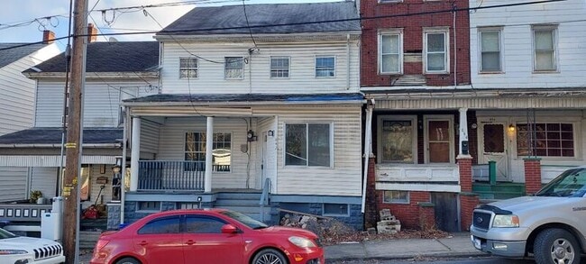 Building Photo - 842 W Pine St