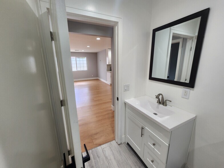 Building Photo - 14237 Emelita St