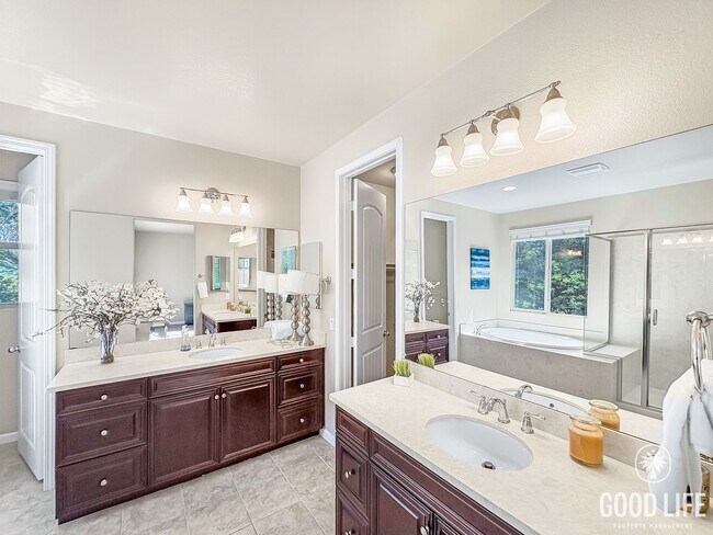 Building Photo - Stunning Home with Modern Comforts Spaciou...