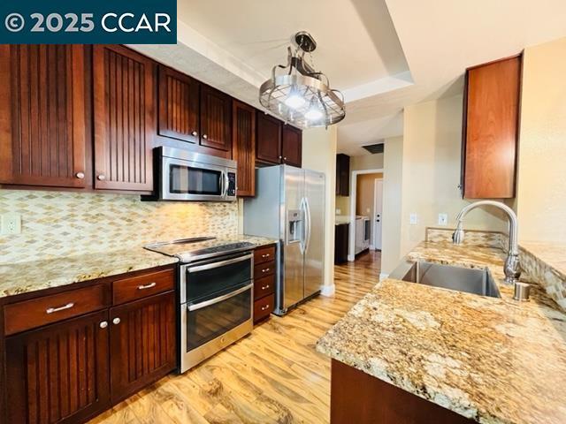 Building Photo - 3046 Lakemont Dr