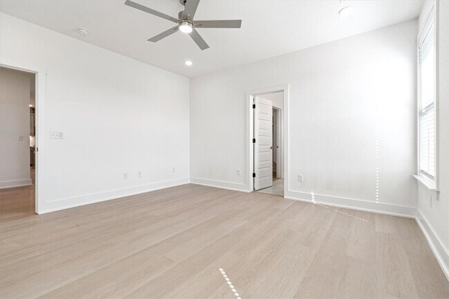 Building Photo - 7004 SW Orange Ave