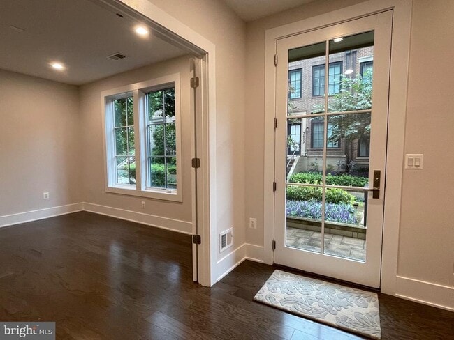 Building Photo - 3721 Chevy Chase Lake Dr