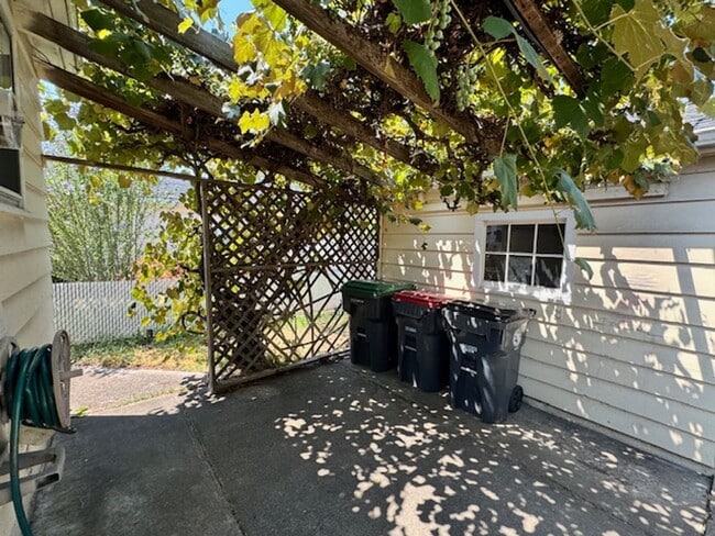 Building Photo - SINGLE LEVEL, 3 BEDROOM HOME WITH DETACHED...