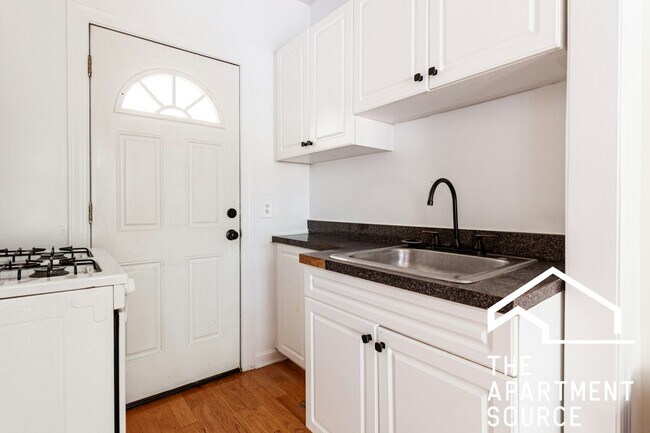 Building Photo - 3823 N Greenview Ave