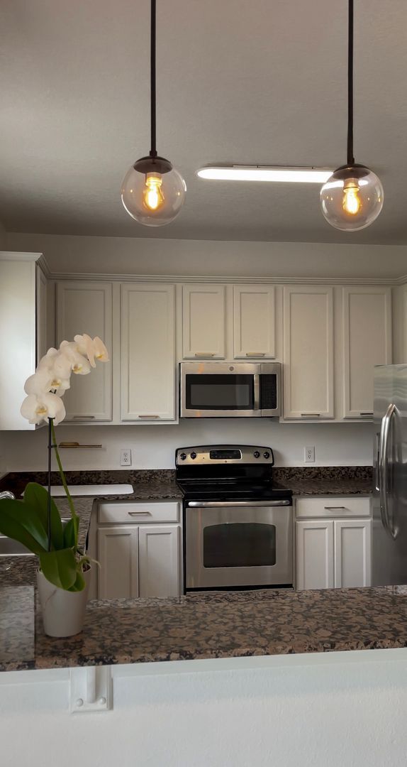 Building Photo - Beautifully Updated 3-Bedroom Townhouse in...