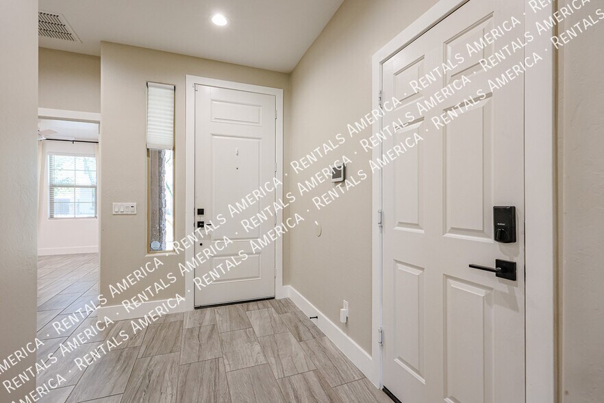 Building Photo - 7855 W Rock Springs Dr
