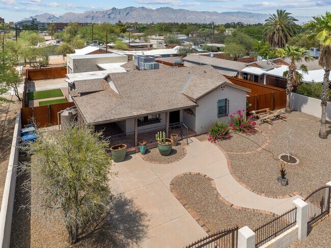 Building Photo - Gorgeous home near UA