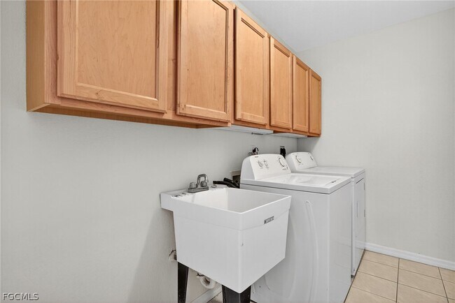 Building Photo - 1023 SE 18th Ave