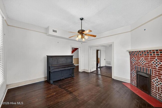 Building Photo - Ideal for Medical Professionals & Students – Spacious 5BR Near Downtown