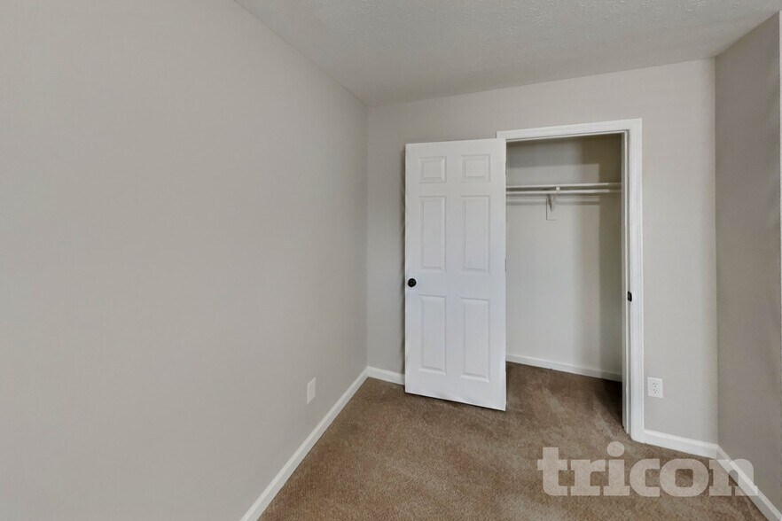 Building Photo - 2701 Riverbend Dr