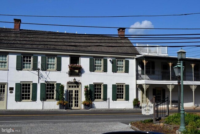 Building Photo - 345 E Dark Hollow Rd