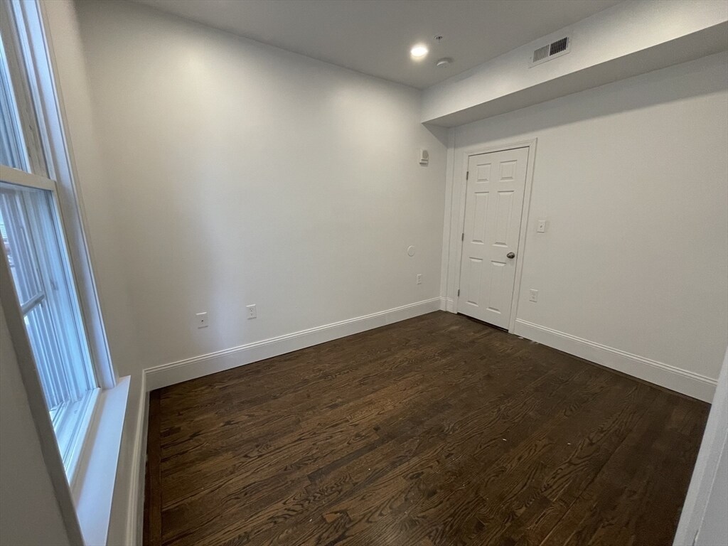 Building Photo - 204 E Eagle St