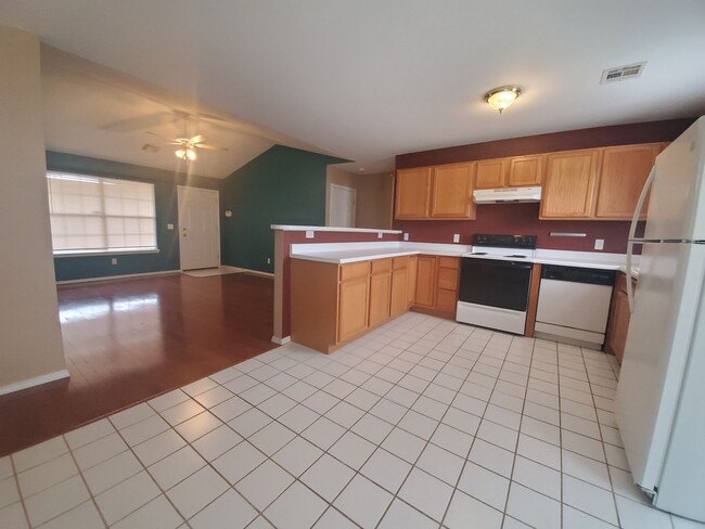 Building Photo - PRELEASING FOR EARLY MARCH! (3) Bed/(2) Bath NE Norman!