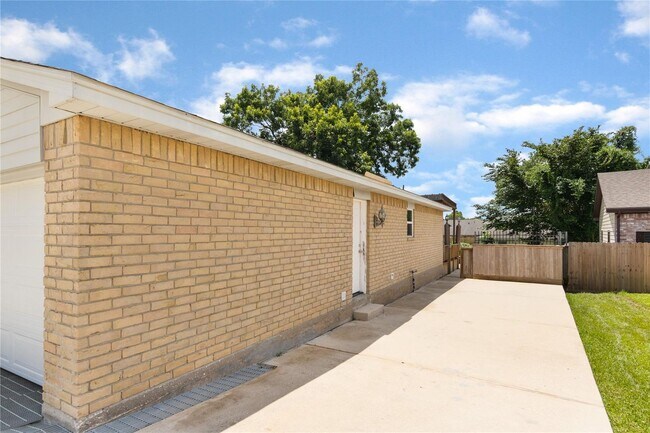 Building Photo - Welcome to this fully remodeled 4/2/2 brick home near Lake Conroe! With new AC/heat, roof, water ...