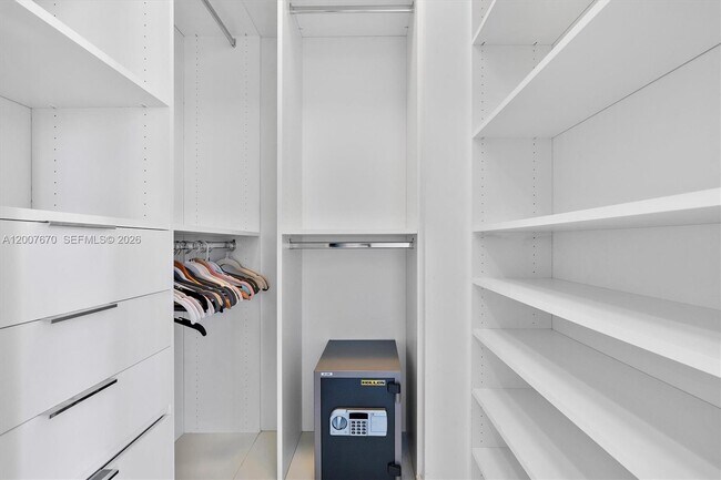 Building Photo - 17475 Collins Ave