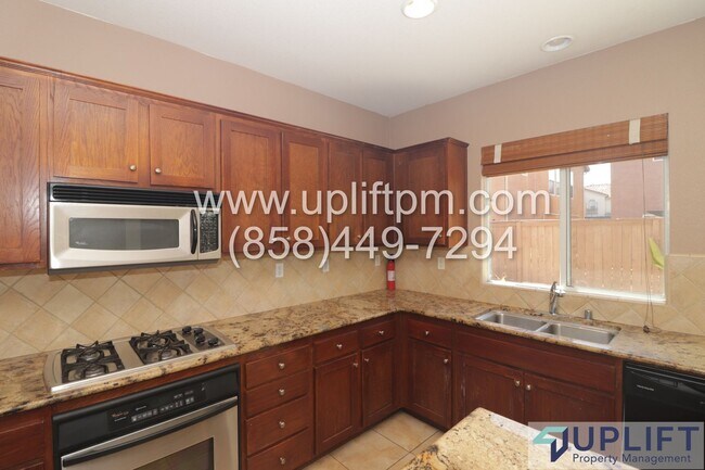 Building Photo - 4 bedroom 2.5 bathroom home in Chula Vista...