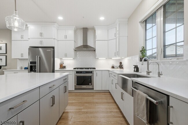 Building Photo - 19 Dahlia Dr