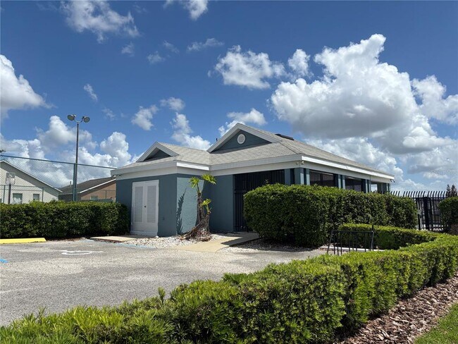 Building Photo - 325 Piano Ln