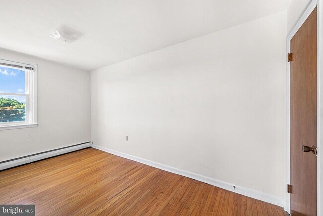 Building Photo - 2042 Faunce St