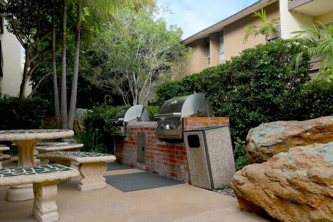 Building Photo - 3rd floor studio in Mission Valley! Beautiful vinyl flooring throughout/ 1 Prkg Space/ Mission Va...