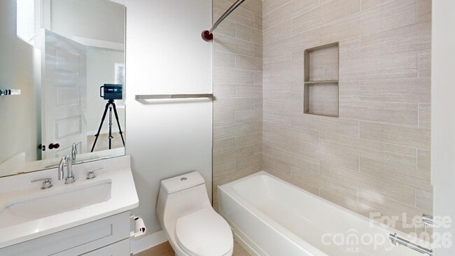 Building Photo - 423 Coxe Ave