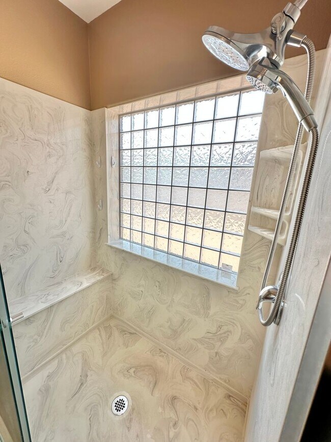 Building Photo - Beautiful 3 bedroom, 3 bathroom home with ...