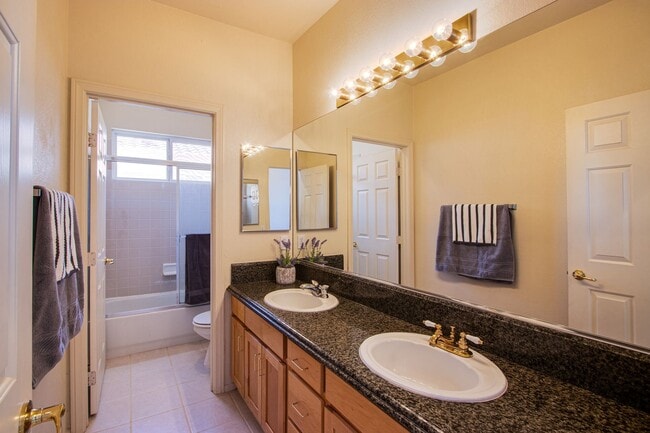 Building Photo - 4 bedroom 3 bath centrally located home