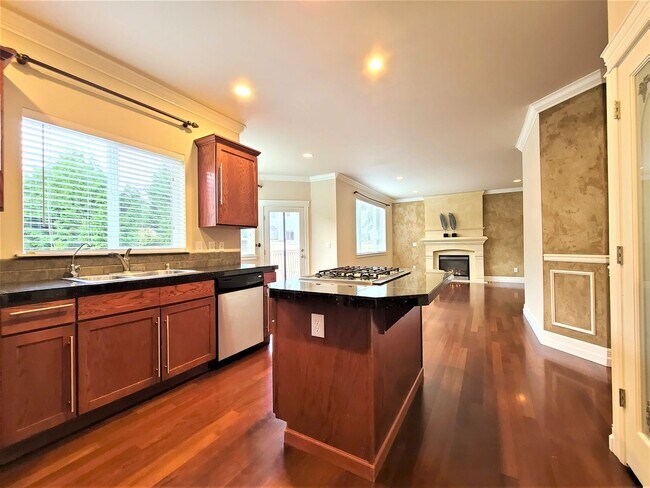 Building Photo - Luxurious 4 Bed/2.5 Bath Lynnwood Home - Available Now!