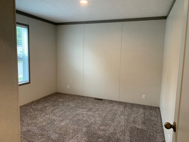 Building Photo - 54 Beejay Dr