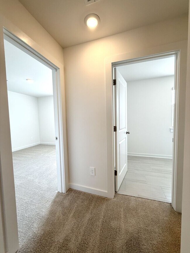 Building Photo - 2372 Meadowwood Dr
