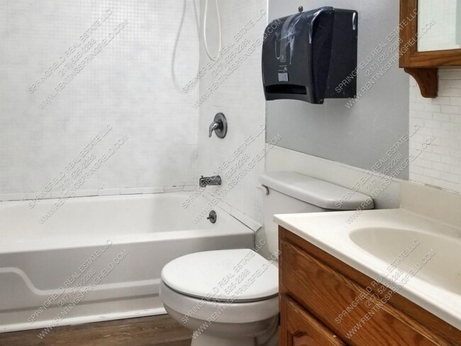 Building Photo - Hardwood Hideaway: 2 Bed/1 Bath, 850 Sq Ft...