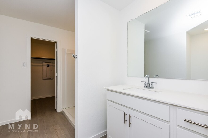 Building Photo - 2725 Ctr Crk Ln