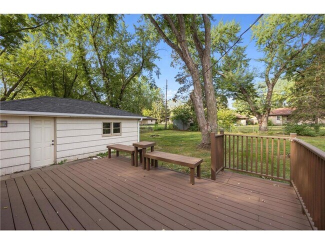 Building Photo - 4 Bed - 2 Bath Brooklyn Park Home with Lar...