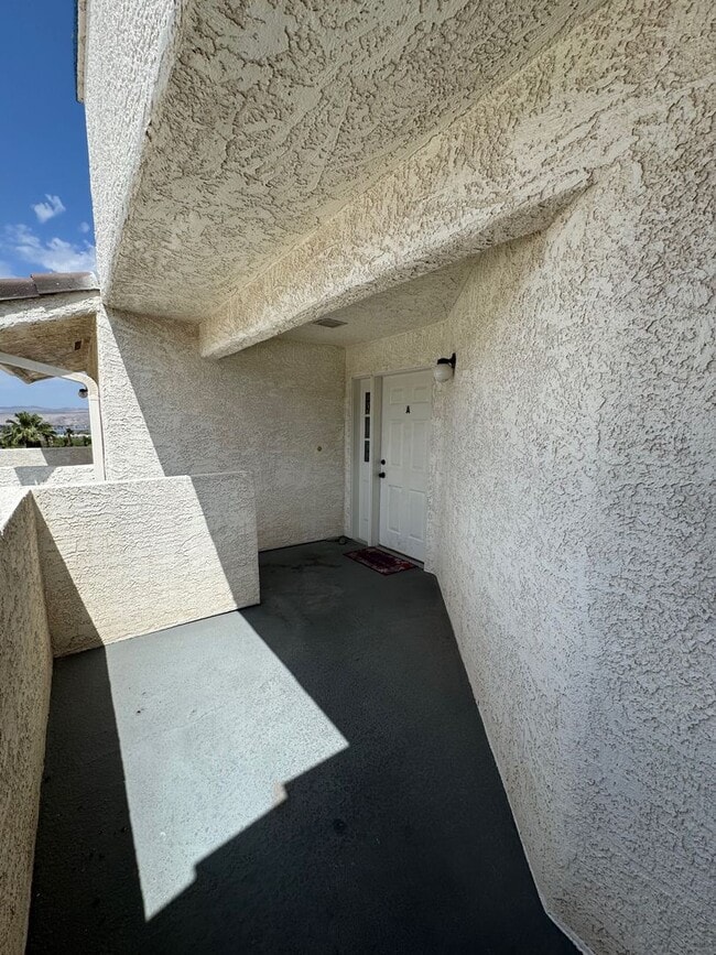 Building Photo - 3-Bedroom Condo with Spectacular Views in Riverview Bluffs